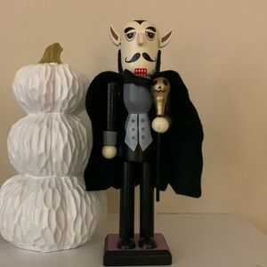 📌 NIB Dracula Vampire Halloween Wooden Nutcracker